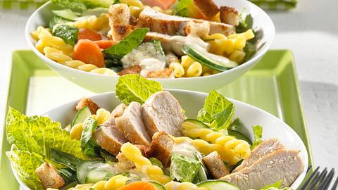 Caesar-Nudelsalat Rezept - Foto: Maass