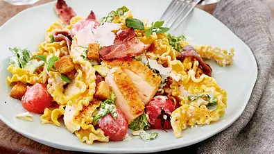 Caesar-Pasta mit Pouladenbrust Rezept - Foto: LECKER @ Bauer Media Group
