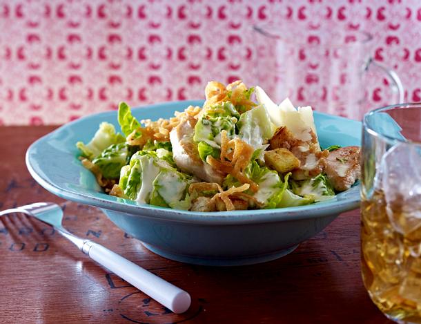 Caesar Salad mit frittierten Wan Tanblätter-Streifen Rezept Caesar Salad mit frittierten Wan Tanblätter-Streifen Rezept