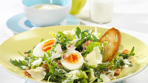Caesar Salad mit Joghurt-Knobi-Dressing Rezept - Foto: House of Food / Bauer Food Experts KG