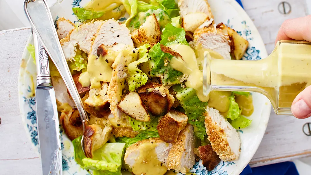 Caesar Salad trifft Sesam-Knusperhuhn Rezept - Foto: LECKER @ Bauer Media Group Caesar Salad trifft Sesam-Knusperhuhn Rezept - Foto: LECKER @ Bauer Media Group