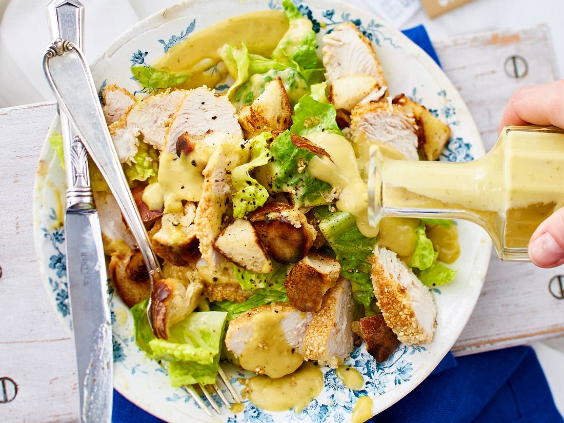 Caesar Salad trifft Sesam-Knusperhuhn Rezept Caesar Salad trifft Sesam-Knusperhuhn Rezept