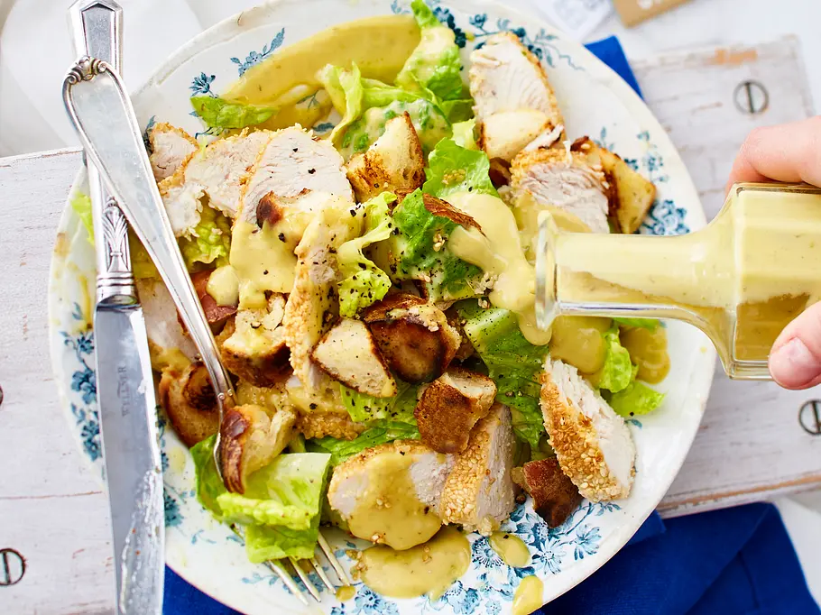 Caesar Salad trifft Sesam-Knusperhuhn Rezept Caesar Salad trifft Sesam-Knusperhuhn Rezept