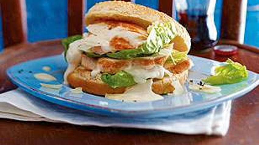 Caesars-Salad-Burger mit Chicken Rezept - Foto: House of Food / Bauer Food Experts KG