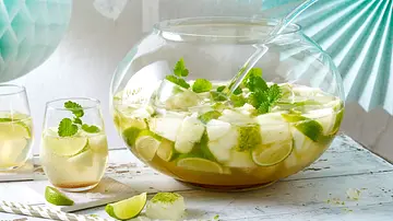 Caipirinha-Bowle Rezept - Foto: LECKER @ Bauer Media Group Caipirinha-Bowle Rezept - Foto: LECKER @ Bauer Media Group