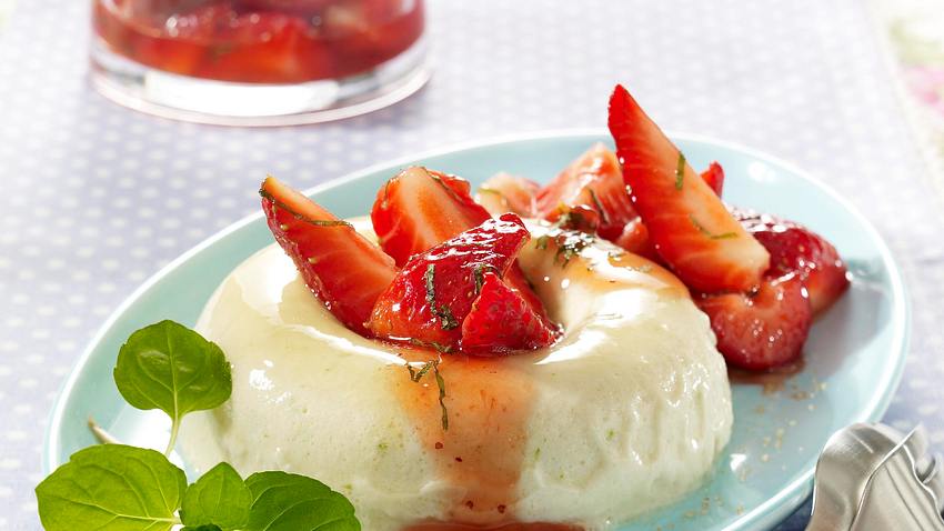 Caipirinha-Parfait mit Erdbeer-Minzsalat Rezept - Foto: House of Food / Bauer Food Experts KG