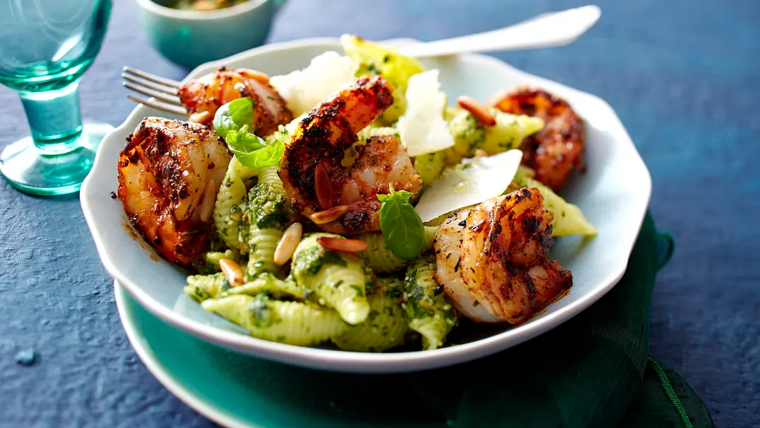 Cajun-Garnelen mit Muschelnudeln und Spinat-Pesto Rezept - Foto: LECKER @ Bauer Media Group Cajun-Garnelen mit Muschelnudeln und Spinat-Pesto Rezept - Foto: LECKER @ Bauer Media Group