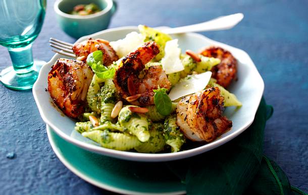 Cajun-Garnelen mit Muschelnudeln und Spinat-Pesto Rezept Cajun-Garnelen mit Muschelnudeln und Spinat-Pesto Rezept