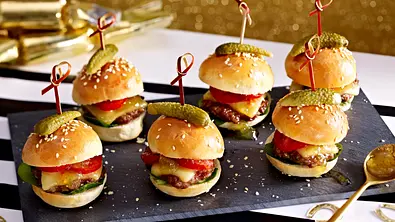 Cake-Pop-Burger am Spieß Rezept - Foto: LECKER @ Bauer Media Group