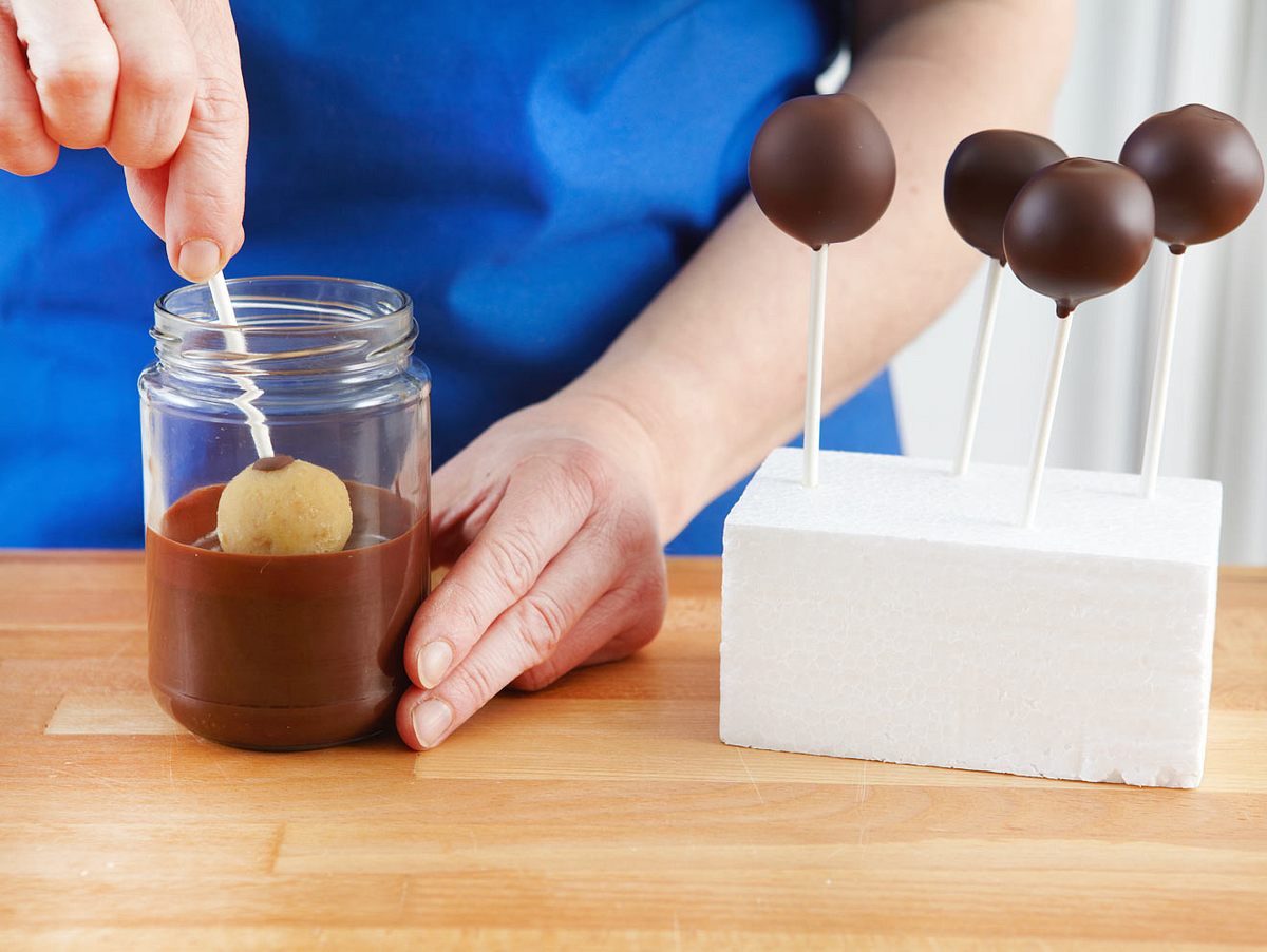 Cake Pops Grundrezept: Cake-Pops mit Schokolade überziehen