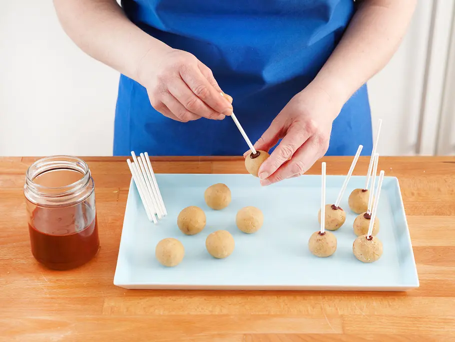 Cake Pops Grundrezept: Teigkugeln an Stiele stecken