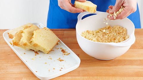 Cake Pops Grundrezept: Fertigen Rührkuchen zerbröseln - Foto: Food & Foto Experts