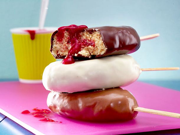 Cake Pops mit Himbeersoße Rezept Cake Pops mit Himbeersoße Rezept