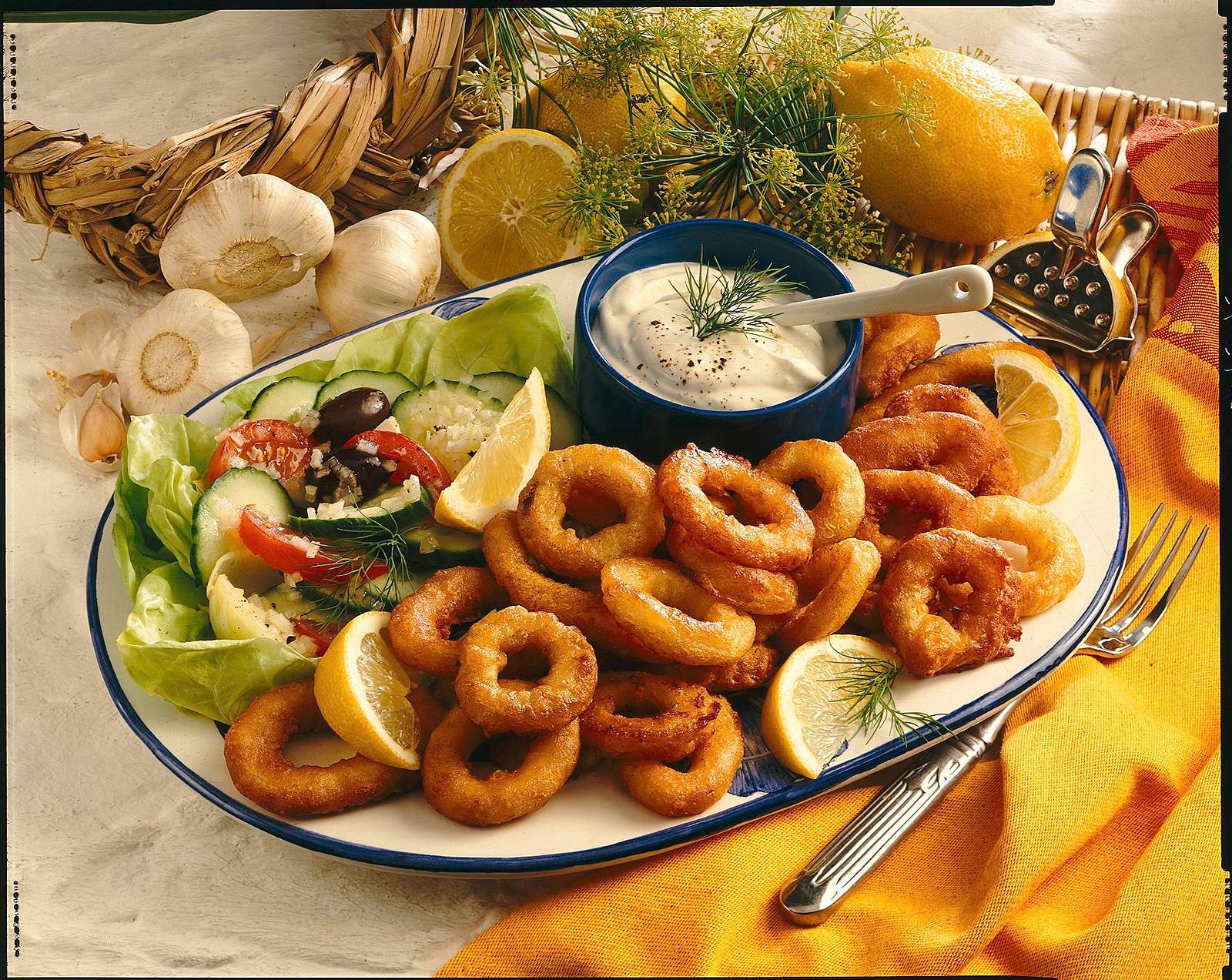 Calamares mit Knoblauch-Dip Rezept | LECKER