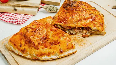Calzone - Rezept wie vom Italiener - Foto: ShowHeroes für LECKER @ Bauer Media Group Calzone - Rezept wie vom Italiener - Foto: ShowHeroes für LECKER @ Bauer Media Group