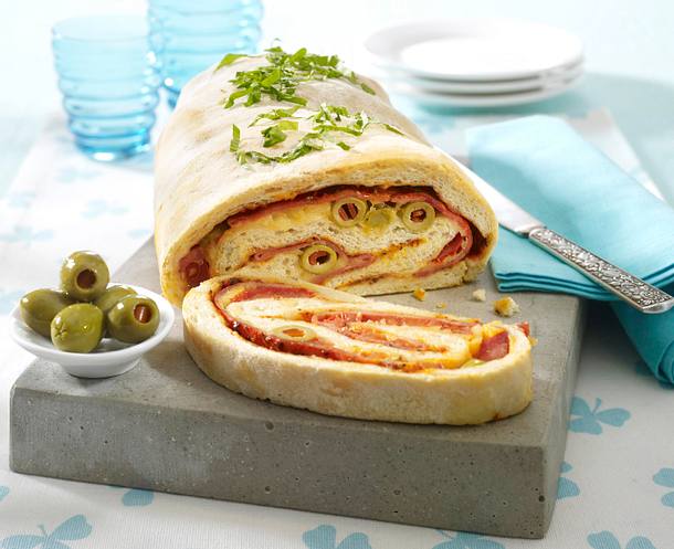 Calzone-Rolle mit Kochschinken, Tomate und Oliven Rezept