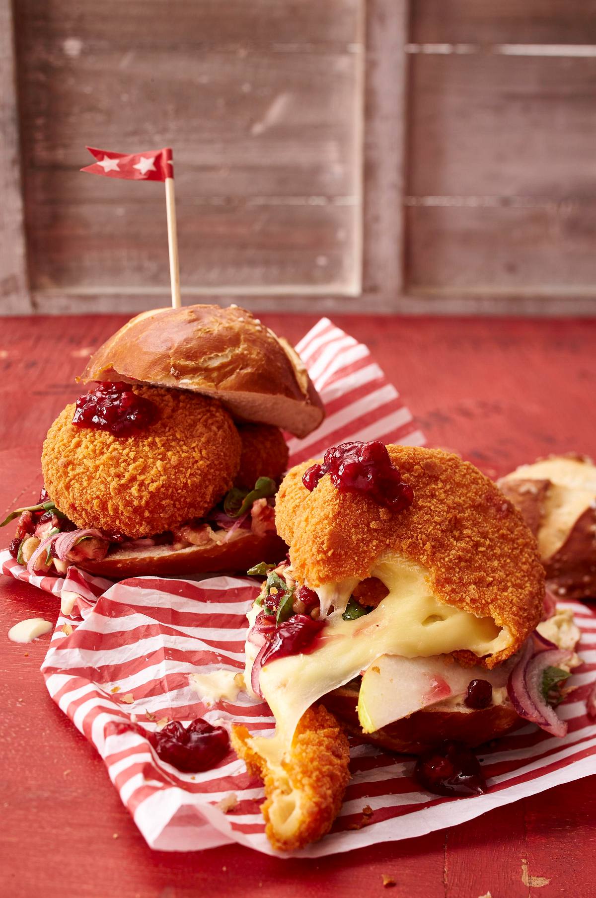 Camembert-Burger mit Preiselbeeren Rezept