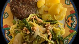 Camembert-Frikadelle mit Birnen-Wirsing Rezept - Foto: House of Food / Bauer Food Experts KG
