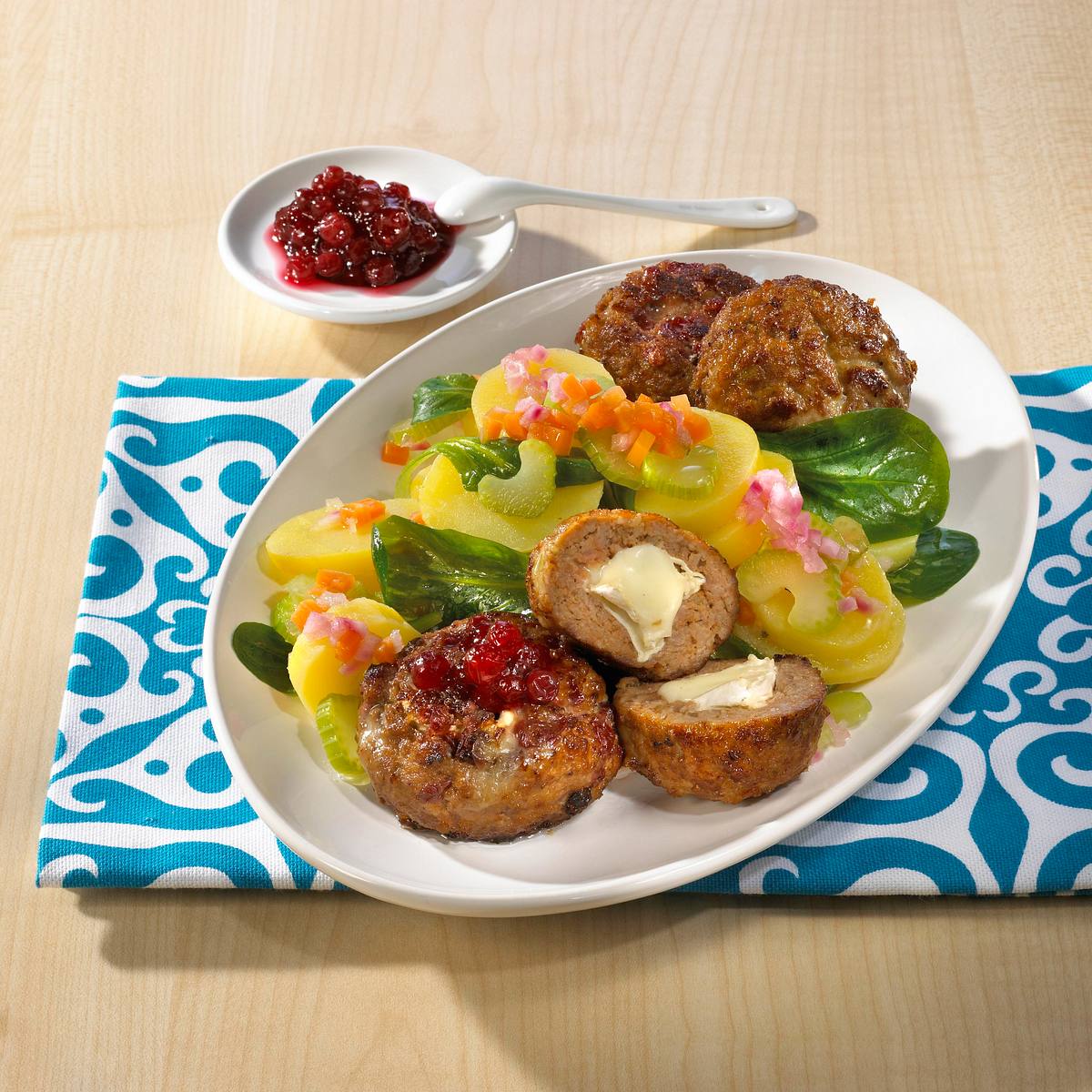 Camembert-Frikadellen mit winterlichem Kartoffelsalat Rezept