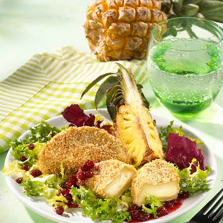 Camembert mit Sesamkruste auf Salat Rezept Camembert mit Sesamkruste auf Salat Rezept