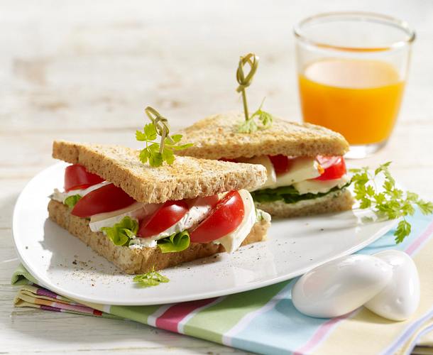 Camembert-Sandwich mit Schnittlauchfrischkäse und Tomaten Rezept Camembert-Sandwich mit Schnittlauchfrischkäse und Tomaten Rezept