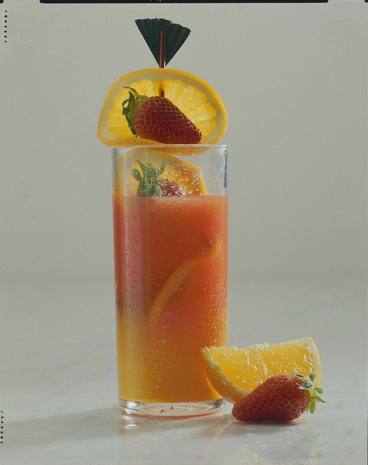 Campari-Orangensaft mit Erdbeeren Rezept