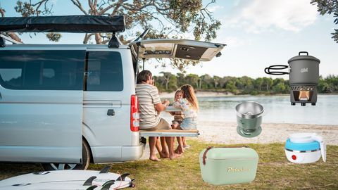 Eine Familie sitzt im offenen Camper, daneben einige Gadgets für die Camping-Küche - Foto: iStock / AzmanL, PR