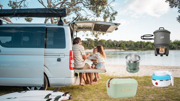 Eine Familie sitzt im offenen Camper, daneben einige Gadgets für die Camping-Küche - Foto: iStock / AzmanL, PR
