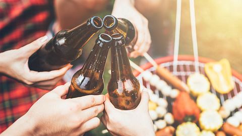 Schnell und einfach grillen mit dem Camping-Gasgrill - Foto: iStock