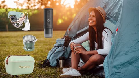 Frau sitzt mit Becher in der Hand vor ihrem Zelt, daneben einige Gadgets für die Camping-Küche - Foto: iStock / nortonrsx, PR