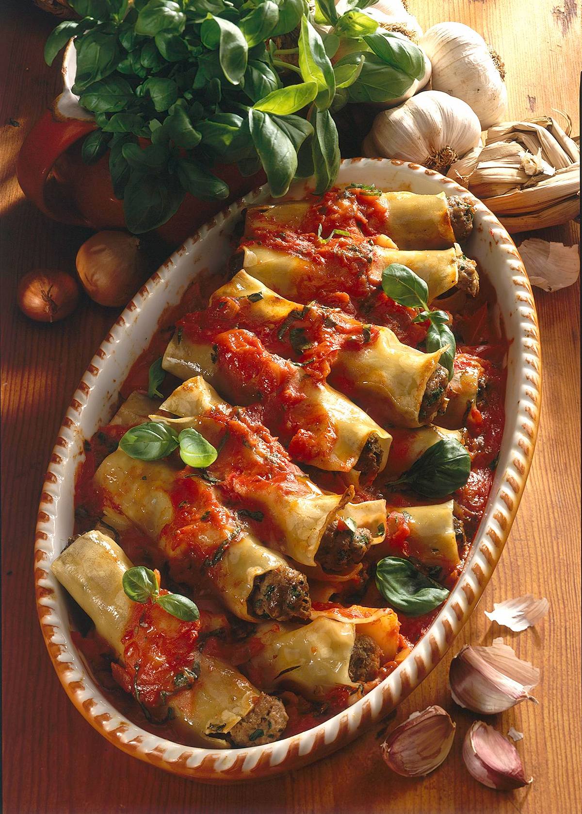 Cannelloni mit Hack-Basilikumfüllung und Tomatenso Rezept