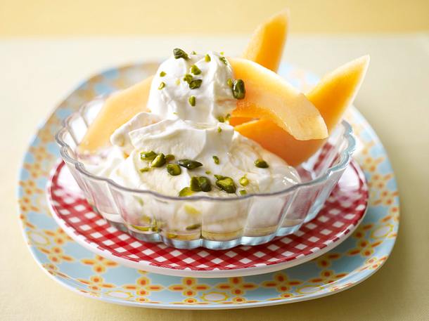 Cantaloup-Melone mit Rahmjoghurt und Honig-Pistazien Rezept Cantaloup-Melone mit Rahmjoghurt und Honig-Pistazien Rezept