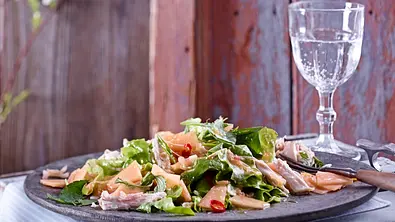 Cantaloupe-Salat mit Asiahähnchen Rezept - Foto: LECKER @ Bauer Media Group