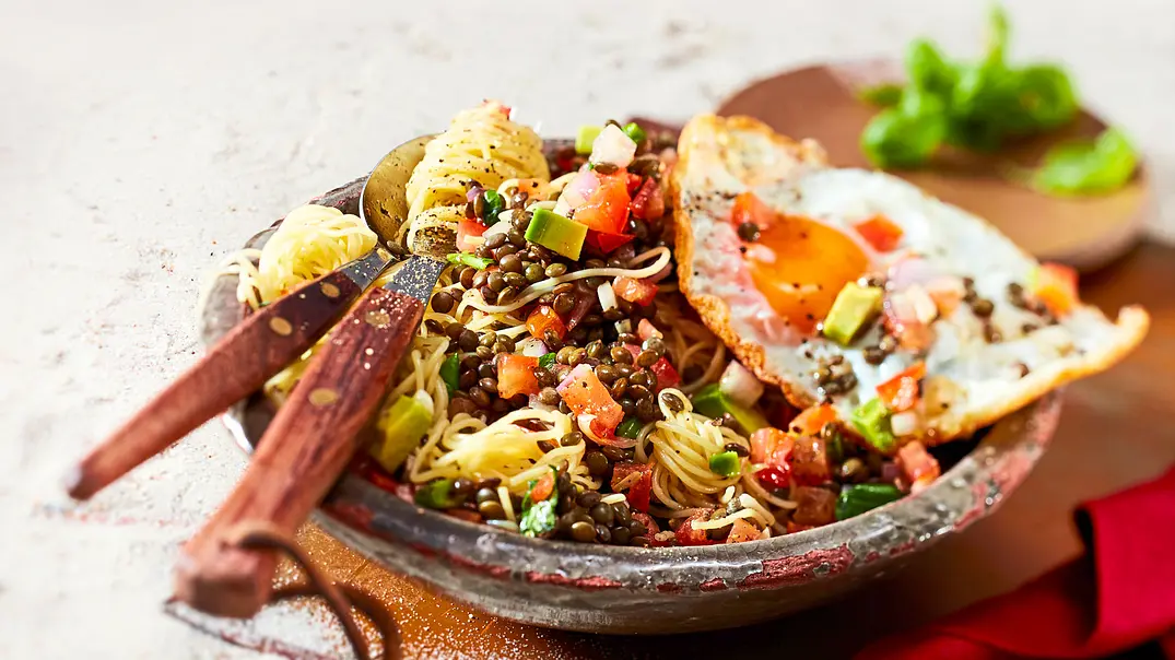 Capellini mit Tomaten-Salsa „Zwei eireiche Halunken Rezept - Foto: LECKER @ Bauer Media Group Capellini mit Tomaten-Salsa „Zwei eireiche Halunken Rezept - Foto: LECKER @ Bauer Media Group