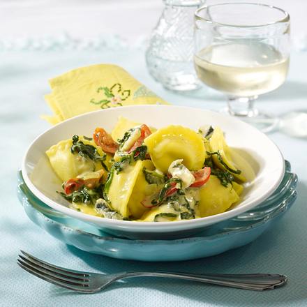 Cappelletti mit Gorgonzola-Spinat-Soße und Kirschtomaten (aus 4 mach 1) Rezept Cappelletti mit Gorgonzola-Spinat-Soße und Kirschtomaten (aus 4 mach 1) Rezept