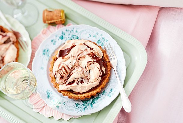Cappuccino-Tartelettes „Life Starts With Coffee“ rezept