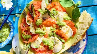 Caprese reloaded - Tomate-Mozzarella mit Spargelpesto Rezept - Foto: LECKER @ Bauer Media Group Caprese reloaded - Tomate-Mozzarella mit Spargelpesto Rezept - Foto: LECKER @ Bauer Media Group