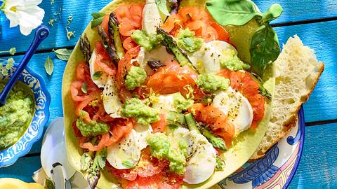 Caprese reloaded - Tomate-Mozzarella mit Spargelpesto Rezept - Foto: House of Food / Bauer Food Experts KG