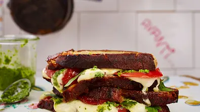 Caprese-Sandwich mit Rucola Rezept - Foto: LECKER @ Bauer Media Group