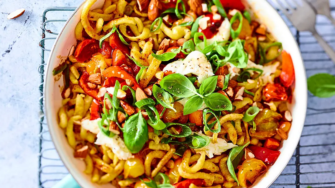 Caprese-Spätzle mit Rauchmandeln Rezept - Foto: LECKER @ Bauer Media Group Caprese-Spätzle mit Rauchmandeln Rezept - Foto: LECKER @ Bauer Media Group