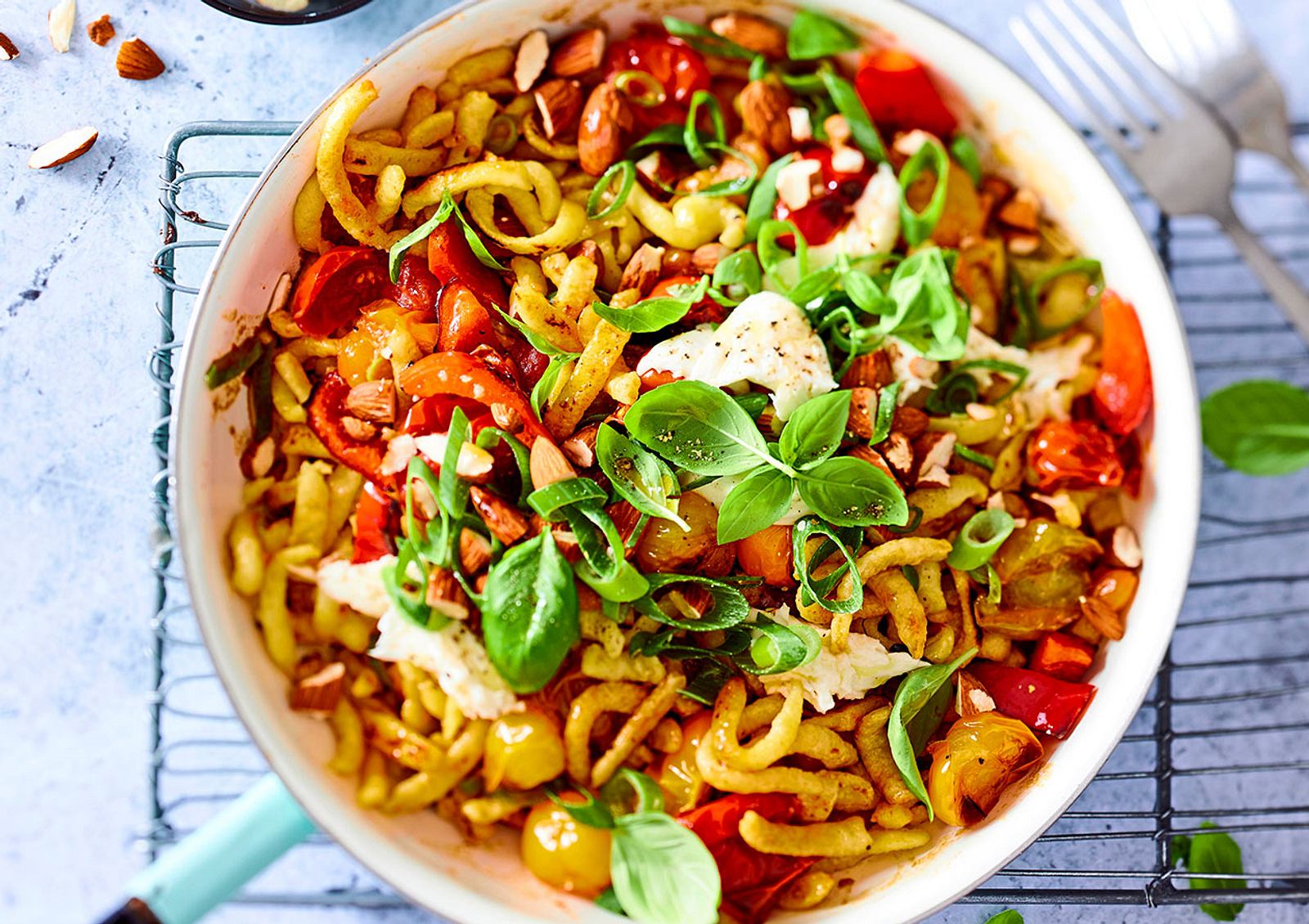 Caprese-Spätzle mit Rauchmandeln Rezept | LECKER