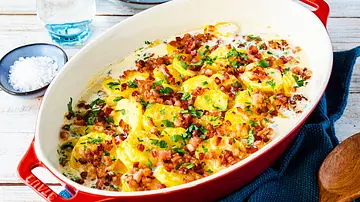 Carbonara-Kartoffeln aus dem Ofen Rezept - Foto: ShowHeroes für LECKER @ Bauer Media Group Carbonara-Kartoffeln aus dem Ofen Rezept - Foto: ShowHeroes für LECKER @ Bauer Media Group