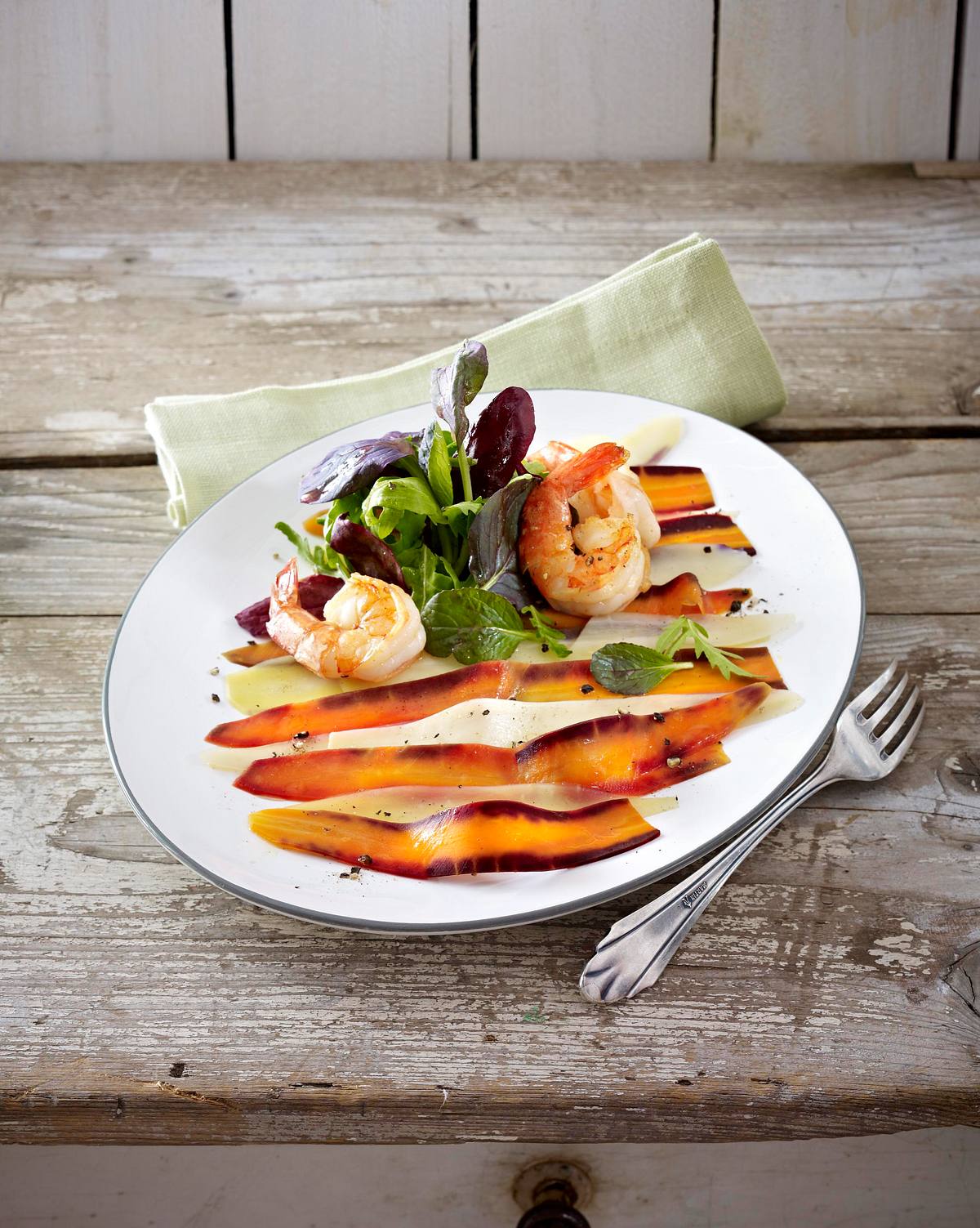 Carpaccio aus zweierlei Möhren mit Garnelen Rezept