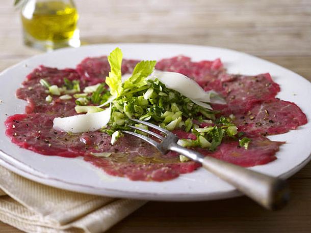 Carpaccio mit Rauke, Sellerie und Parmesan Rezept Carpaccio mit Rauke, Sellerie und Parmesan Rezept