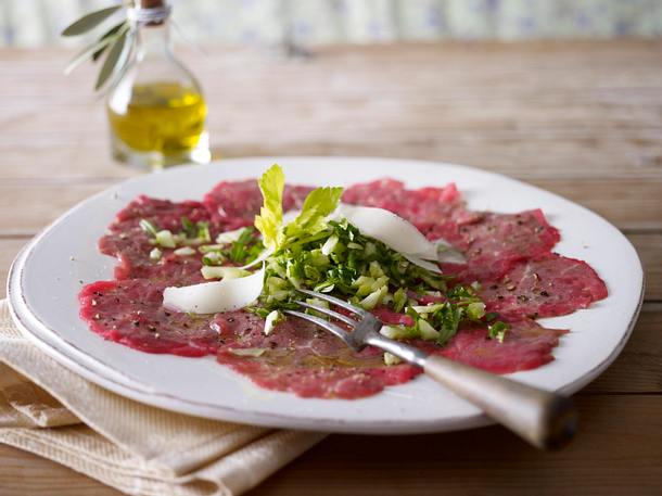 Carpaccio mit Rucola-Sellerie-Salat Rezept Carpaccio mit Rucola-Sellerie-Salat Rezept