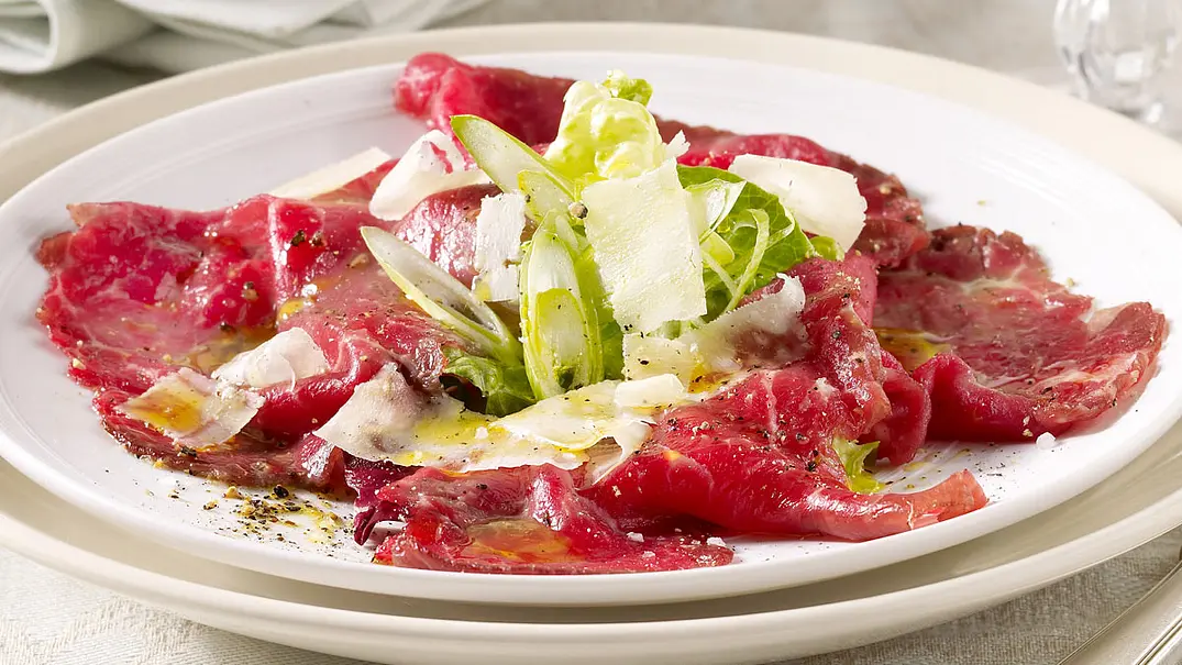 Carpaccio vom Rinderfilet mit Salat Rezept - Foto: LECKER @ Bauer Media Group Carpaccio vom Rinderfilet mit Salat Rezept - Foto: LECKER @ Bauer Media Group