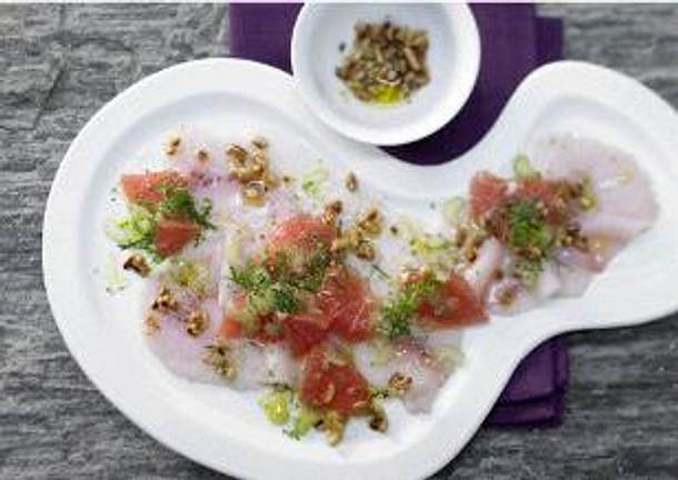 Carpaccio vom Schwertfisch mit Grapefruit, Staudensellerie und Pinienkernen. Rezept Carpaccio vom Schwertfisch mit Grapefruit, Staudensellerie und Pinienkernen. Rezept