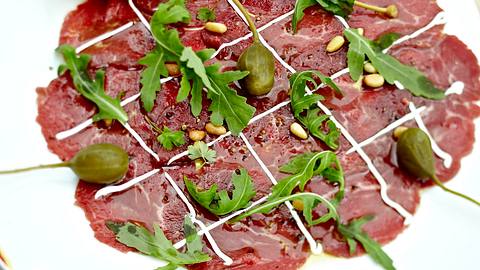 Carpaccio vom Sylter Galloway-Rind mit wat druff Rezept - Foto: House of Food / Bauer Food Experts KG