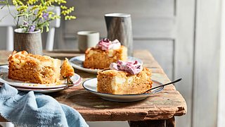 Carrot Apple Cake mit Cheesecake-Gitter Rezept - Foto: House of Food / Food Experts KG