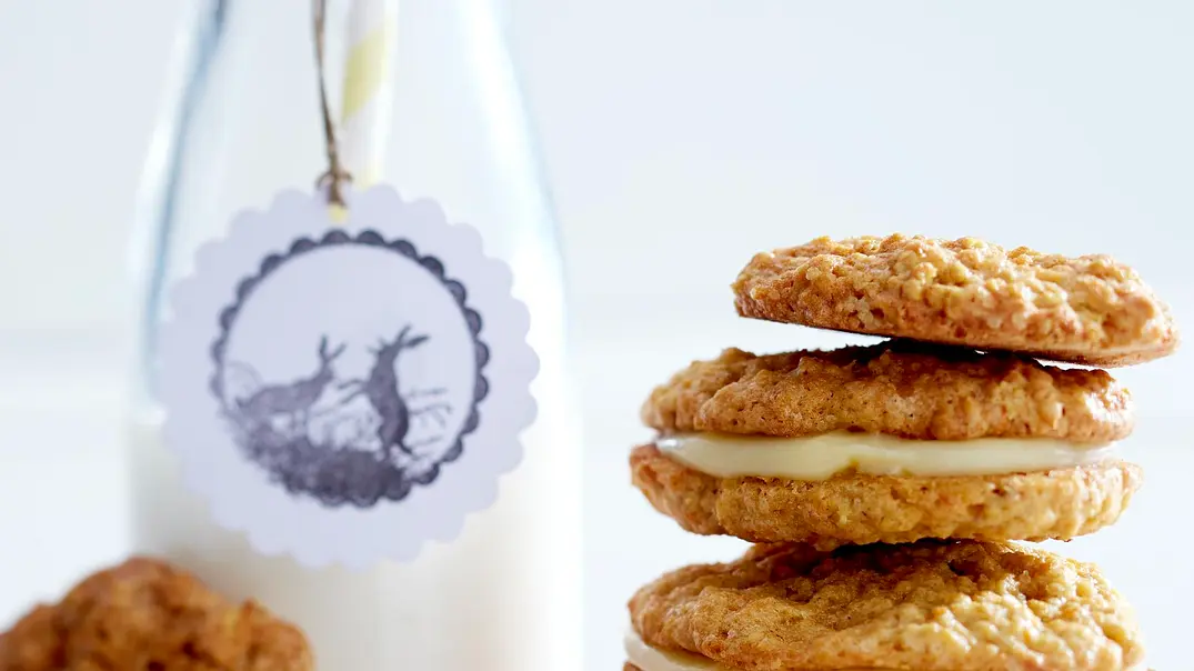 Carrot-Cookies mit Eierlikörcreme Rezept - Foto: LECKER @ Bauer Media Group